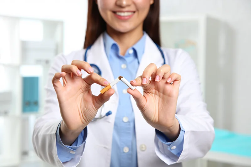 Врач со сломанной сигаретой
